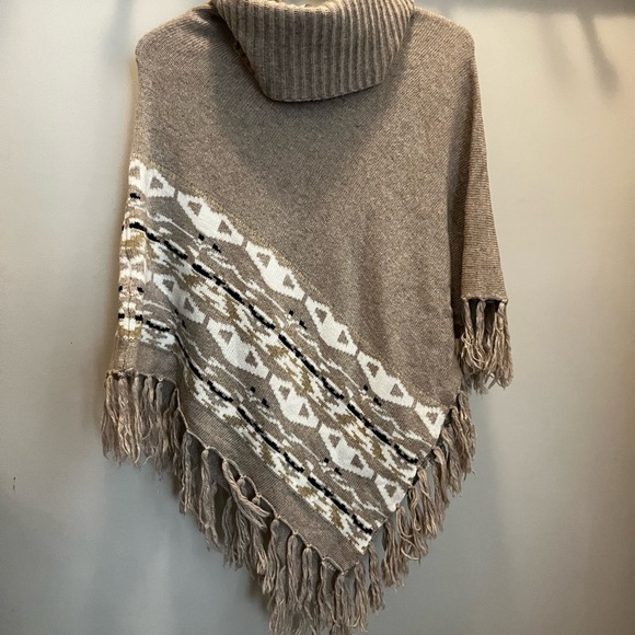 Poncho, soft knit, excellent condition. Size SMALL 30%Cashmere, 70%Polyamide - Picture 2 of 5